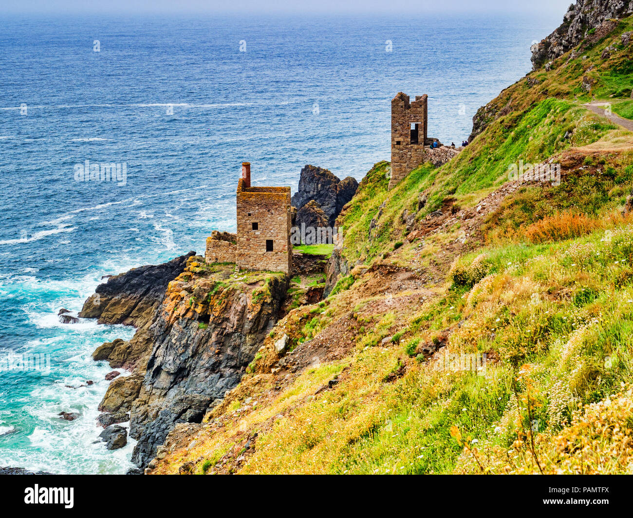 Le corone motore Case, parte della miniera Botallack in Cornovaglia, Inghilterra, Regno Unito. Foto Stock