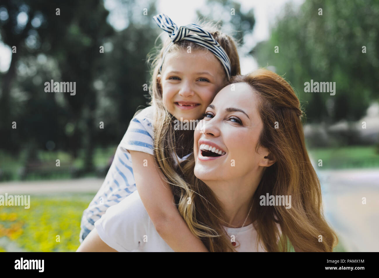 Carino per trasmissione via IR figlia di trascorrere del tempo con la sua madre Foto Stock