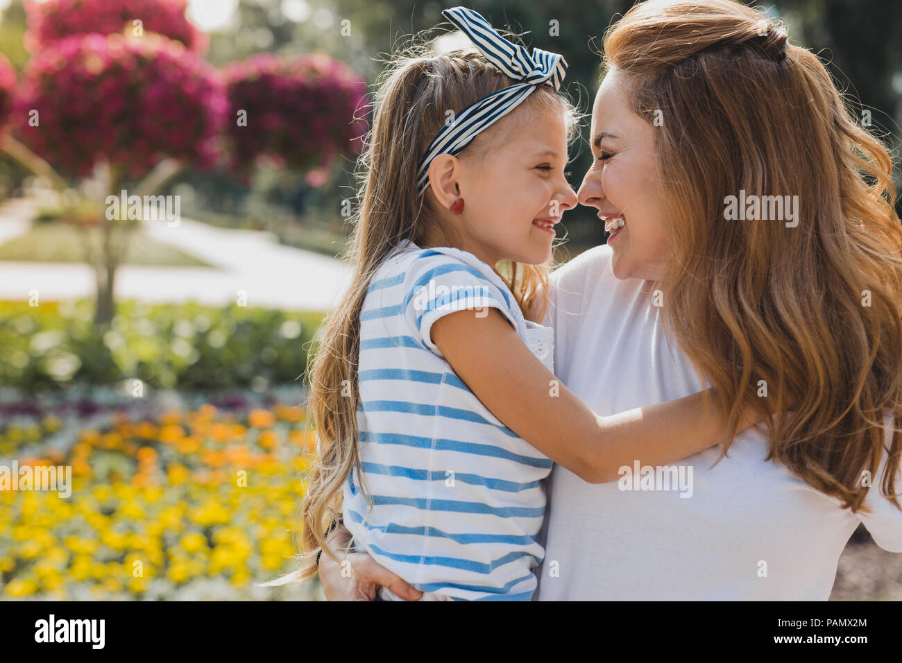 Sorridente bionda figlia indossando striped fascia per capelli Foto Stock