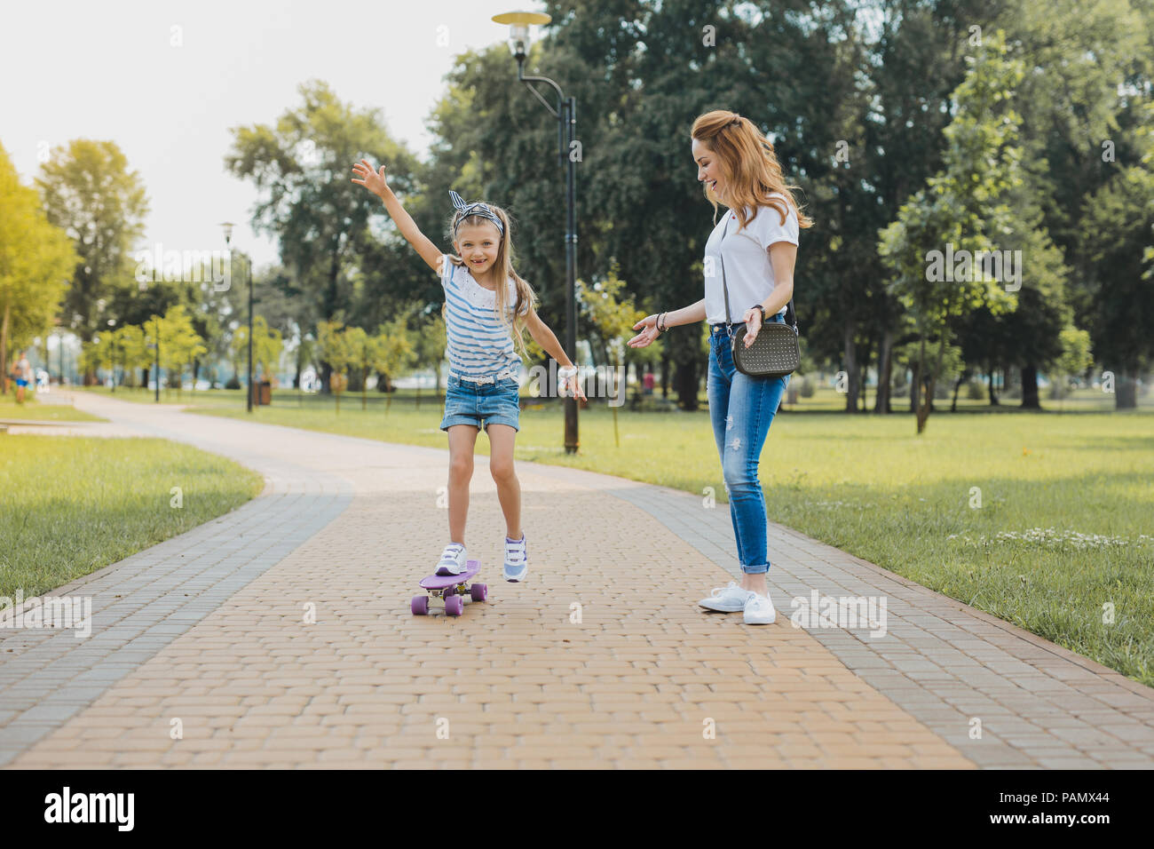 Buona ricerca active madre e figlia all'aria aperta Foto Stock