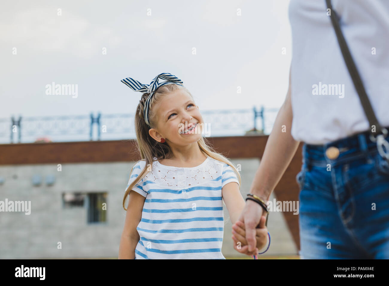 Sorridente figlia in età prescolare senza denti guardando la sua madre Foto Stock