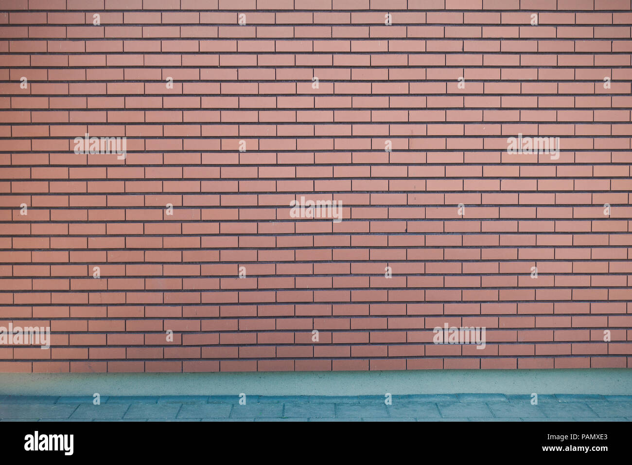 Moderno e vivace rosso parete in mattoni e pavimentazione come immagine di sfondo. Foto Stock