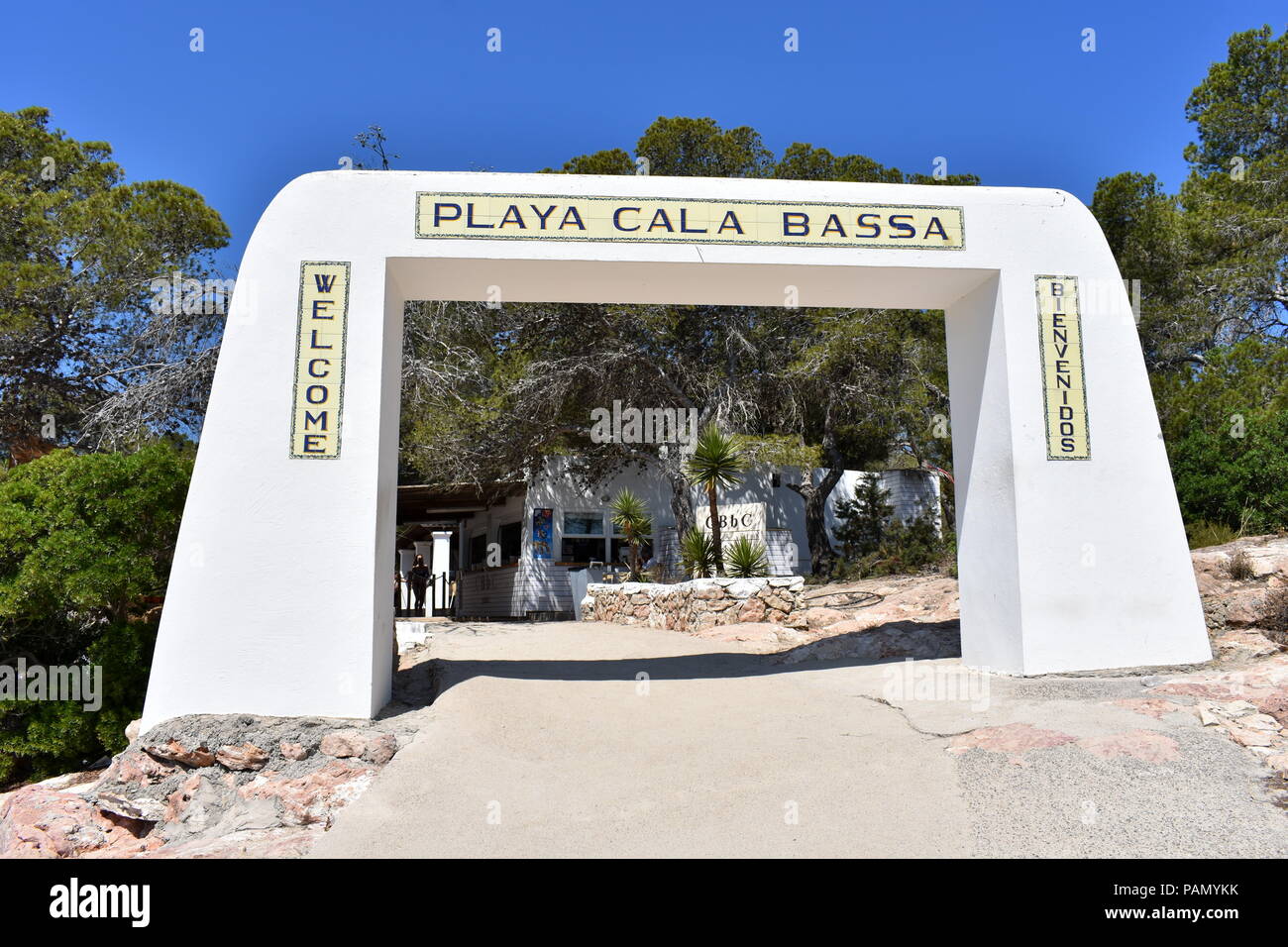 Ingresso A Playa Cala Bassa Cala Bassa Beach Club Ibiza Spagna Foto Stock Alamy