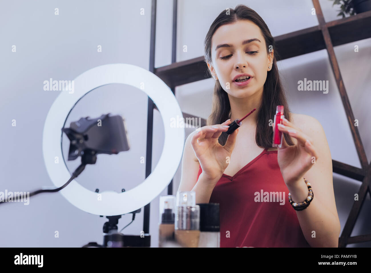 Bellezza famoso blogger dicendo circa il suo nuovo red lip gloss Foto Stock