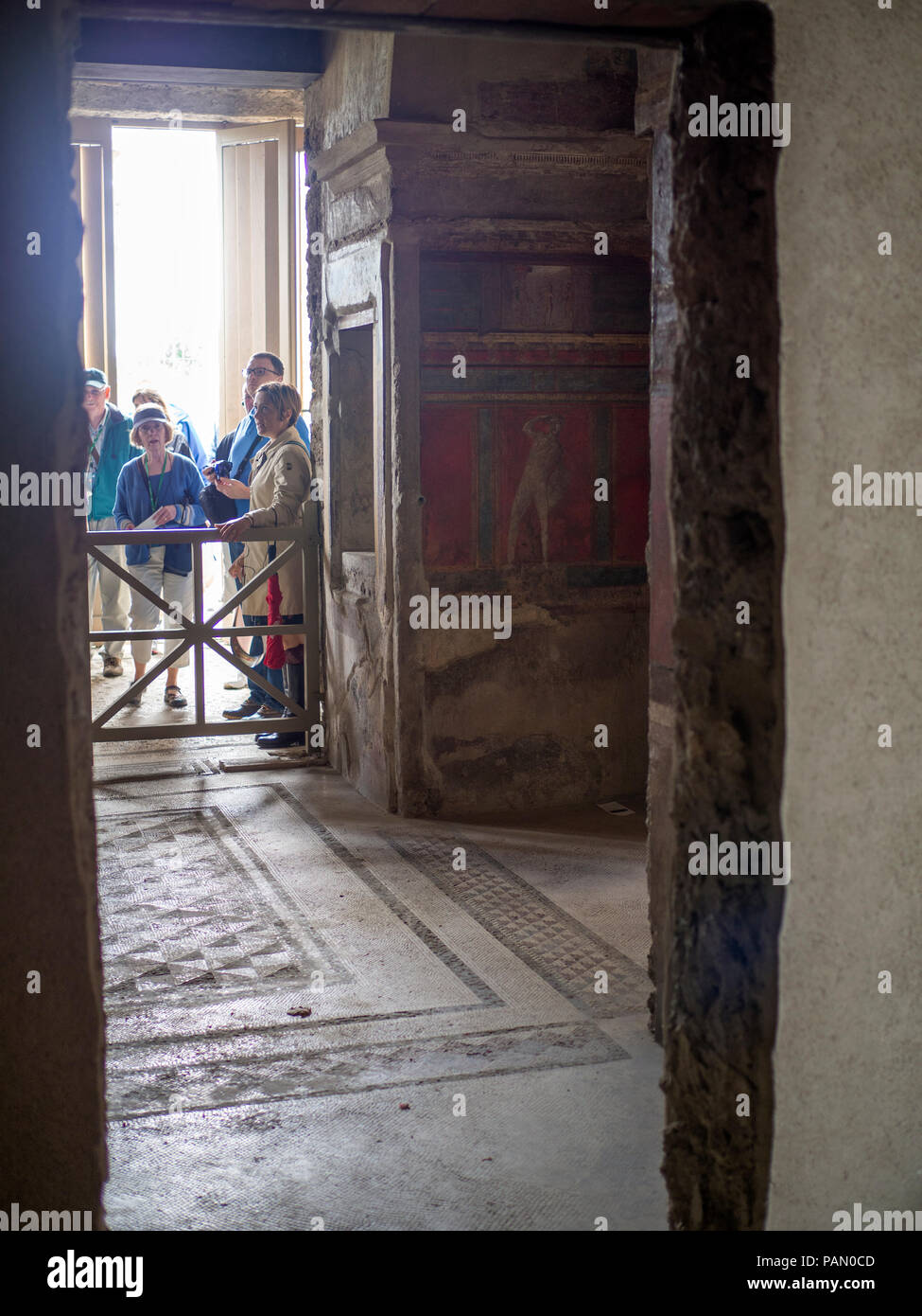 I turisti nella Villa dei Misteri, conserva una Villa Romana a Pompei, una volta ricca città sepolta dall'eruzione del Vesuvio nel 79 d.c. Foto Stock