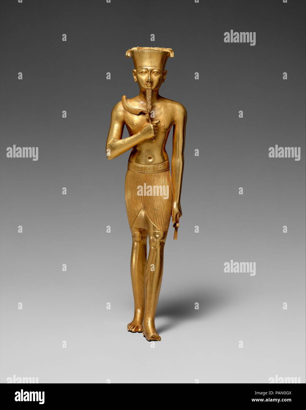 Statuetta di Amon. Dimensioni: h. 17,5 cm (6 7/8 in); w. 4.7 cm (1 7/8 in); d 5,8 cm (2 1/4 in); peso 0,9 kg. (2 lb). Dynasty: Dynasty 22. Data: ca. 945-712 A.C. Il dio Amon ("nascosto uno') in primo luogo è venuto alla ribalta all'inizio del Regno di Mezzo. Dal nuovo regno in poi, Amon era discutibilmente il dio più importante del pantheon egizio. Come un dio creatore, Amon è più spesso identificati come Amon-ra (nella tipica Egiziano miscelazione di divinità Amon è combinata con la principale divinità solare, Re). Il suo principale santuario è stato immenso complesso del tempio di Karnak, sulla riva orientale del Foto Stock