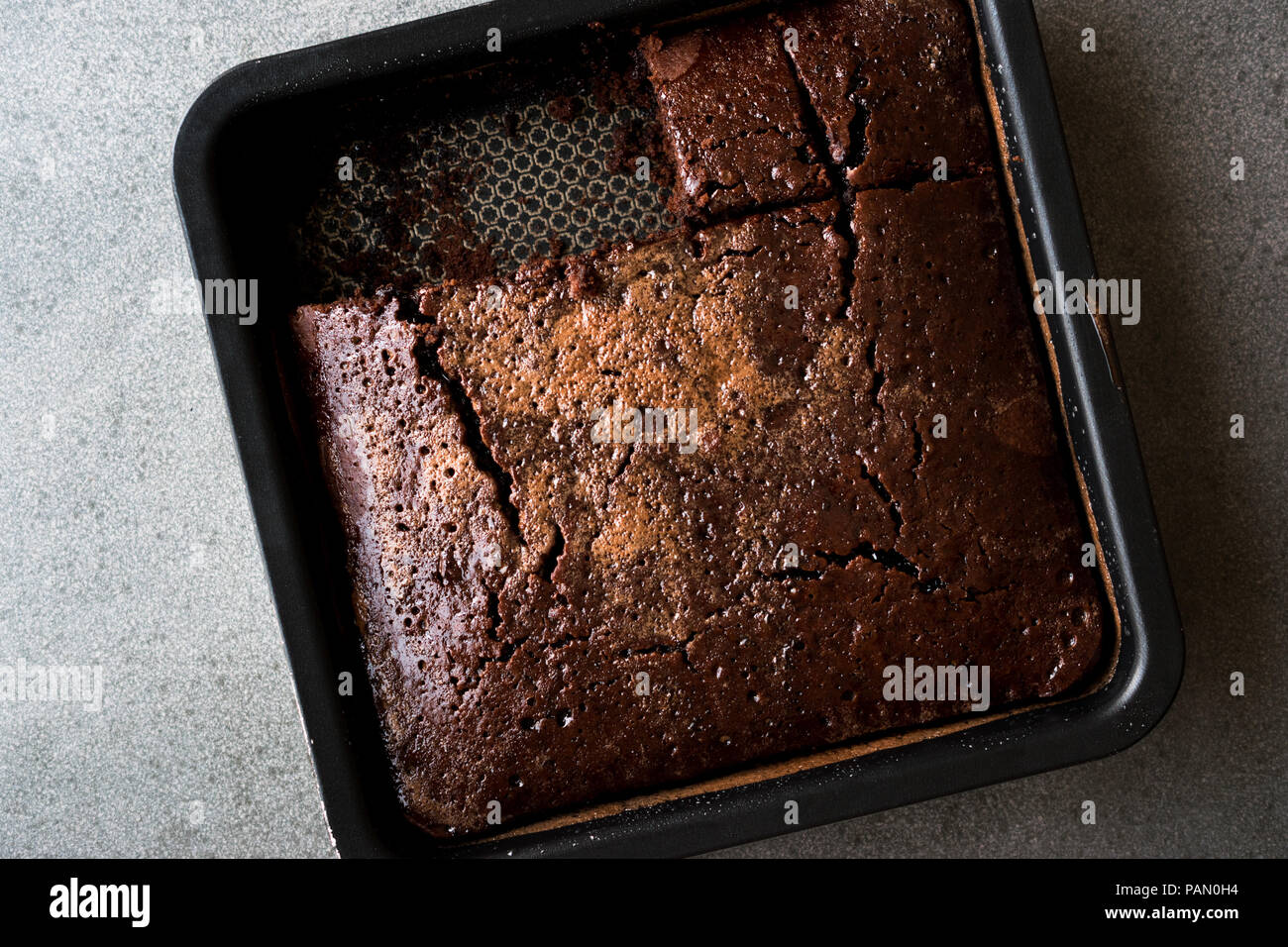 Square succosa spugna di cioccolato torta umida con la salsa in stampo. Concetto di dessert. Foto Stock