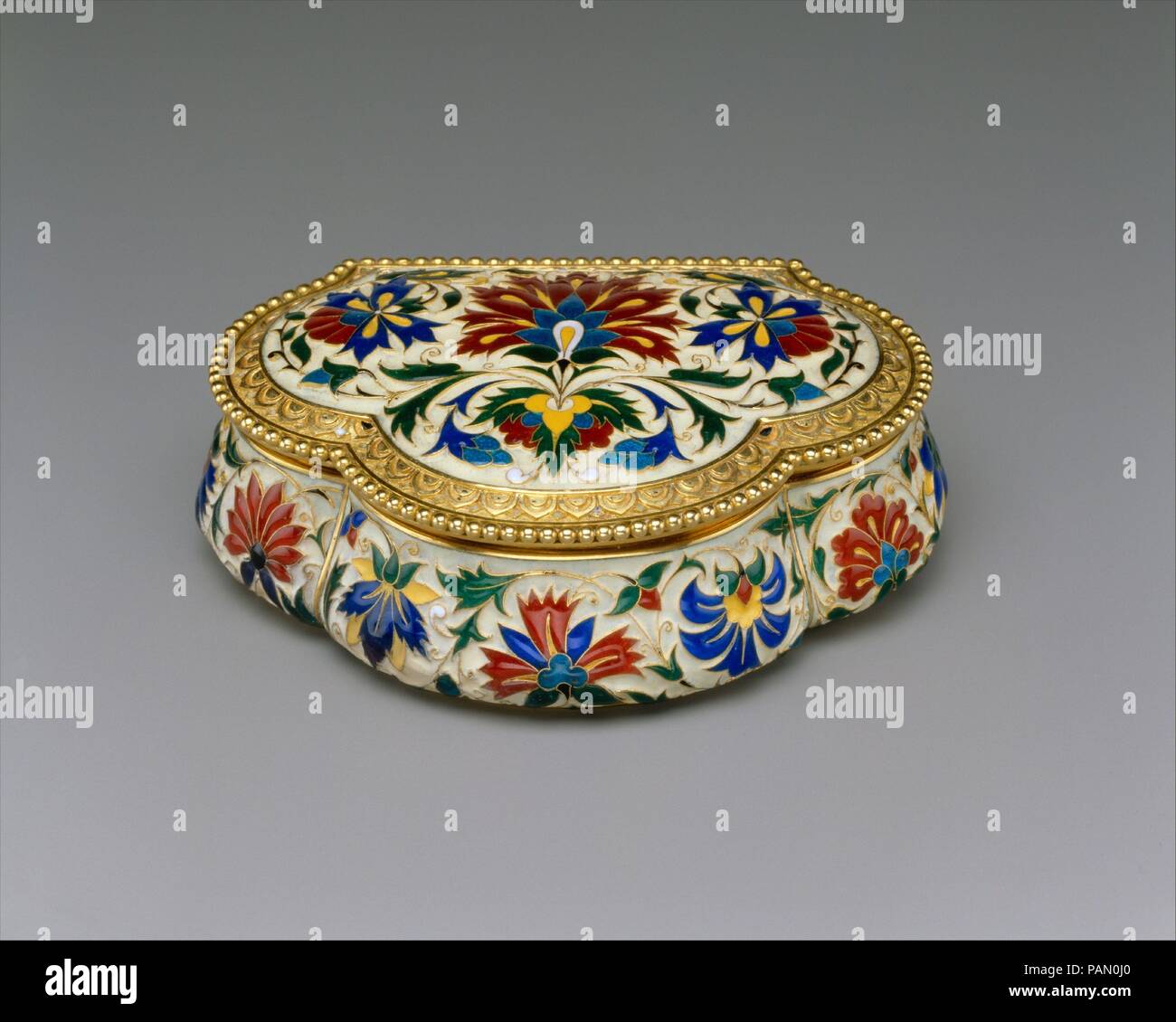 Casella. Cultura: francese, Parigi. Dimensioni: 15/16 × 2 3/4 × 1 15/16 in. (2,4 × 7 × 5 cm). Maker: Alexis Falize (francese, 1811-98); Lucien Falize (francese, Parigi Parigi 1839-1897). Data: ca. 1875. Realizzato dal illustre impresa parigina Falize, questa casella trilobed è decorata in persiano di gusto con fiori e fogliame smaltate in profondo rosso, verde scuro e turchese blu e giallo su fondo bianco. L'oro-bordata coperchio è decorato con ogee conformata a falde su un terreno opaco e refilato con cordone che ricorda la settecentesca della tradizione francese di finemente scatole d'oro. Alexis Falize (1811- Foto Stock