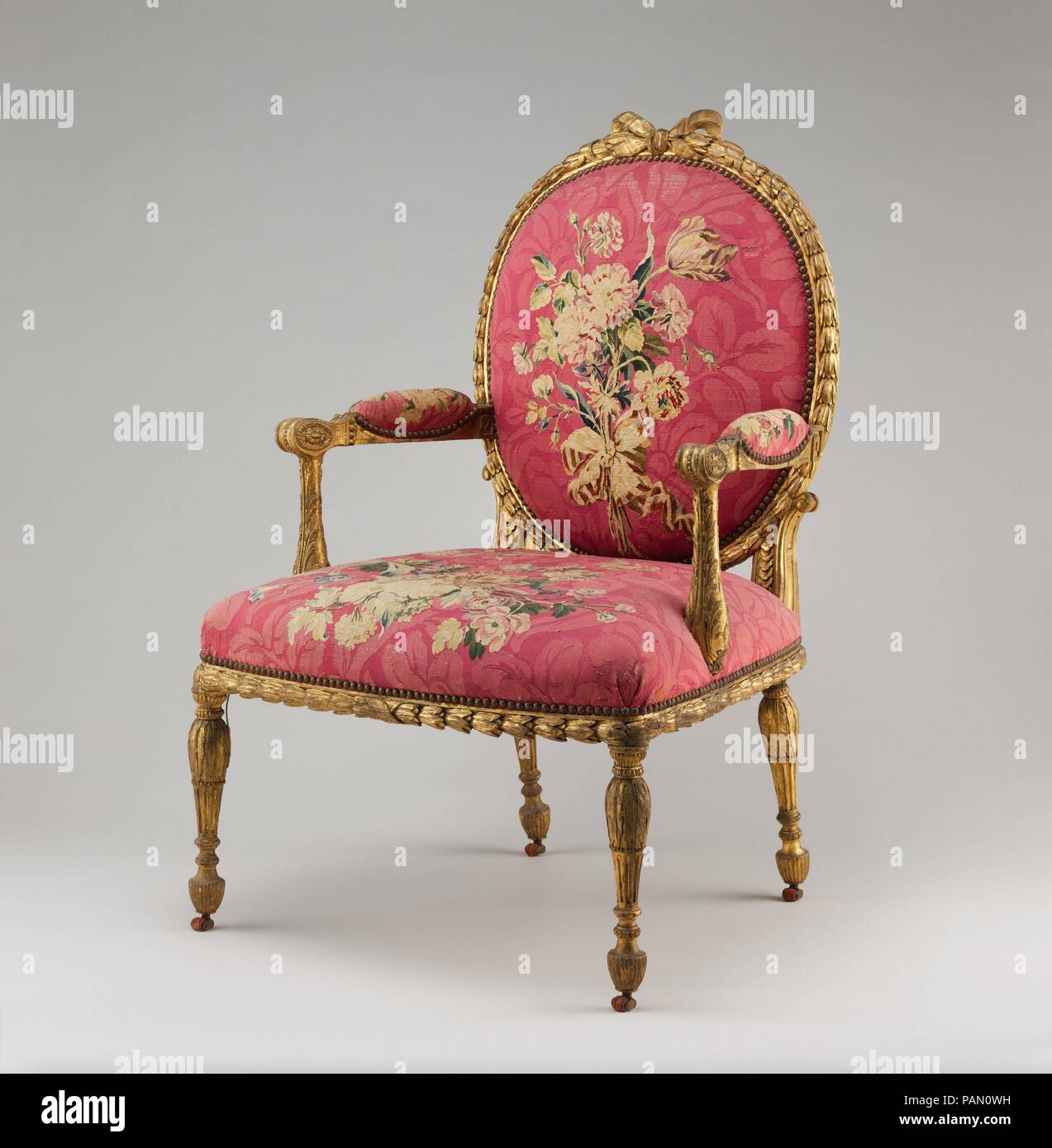 Poltrona (uno di una serie di sei). Cultura: britannico e francese. Designer: Arazzo disegnato da Maurice Jacques (Francese, 1712-1784). Dimensioni: complessivo: 42 5/8 × 28 × 26. (108,3 × 71,1 × 66 cm). Factory: intrecciarsi di fabbricazione Nationale des Gobelins (francese, stabilito 1662). Maker: Workshop di Jacques Neilson (Francese, 1714-1788); John Mayhew (British, 1736-1811); e William Ince (British, active ca. 1758/59-1794, morto 1804). Patrono: commissionato per George William Coventry, 6° Conte di Coventry (Croome corte, Worcestershire, Inghilterra). Data: 1769-71. Questo è uno dei sei poltrone di assistenza Foto Stock