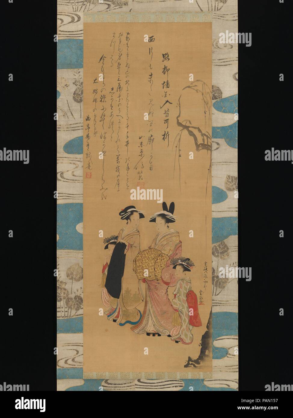 Cortigiana e i suoi accompagnatori sotto un salice. Artista: Uncho (giapponese, attivo tardo XVIII secolo); inscritta da Kitao Masanobu (Santo Kyoden) (giapponese, 1761-1816); inscritta da Kyokutei Bakin (1767-1848). Cultura: il Giappone. Dimensioni: 36 1/2 x 13 3/8 in. (92,7 x 34 cm) in generale con montaggio: 72 13/16 × 18 7/8 in. (185 × 48 cm) in generale con le manopole: 72 13/16 × 20 5/8 in. (185 × 52,4 cm). Data: 1796. Una personalità di alto rango cortigiana (oiran), accompagnata dal suo apprendista adolescente (shinzo) e due assistenti per bambini (kamuro), la passeggiata sotto un salice piangente in primavera. Mentre l'identità dell'arte Foto Stock