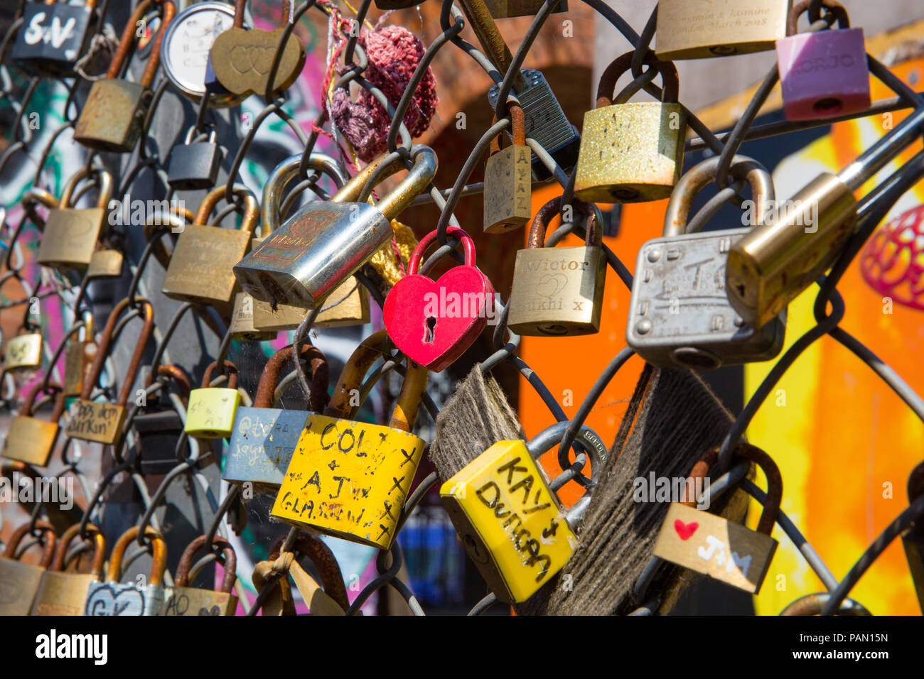 Lucchetti di messaggio attaccati ad una recinzione a Shoreditch, Londra, Regno Unito Foto Stock