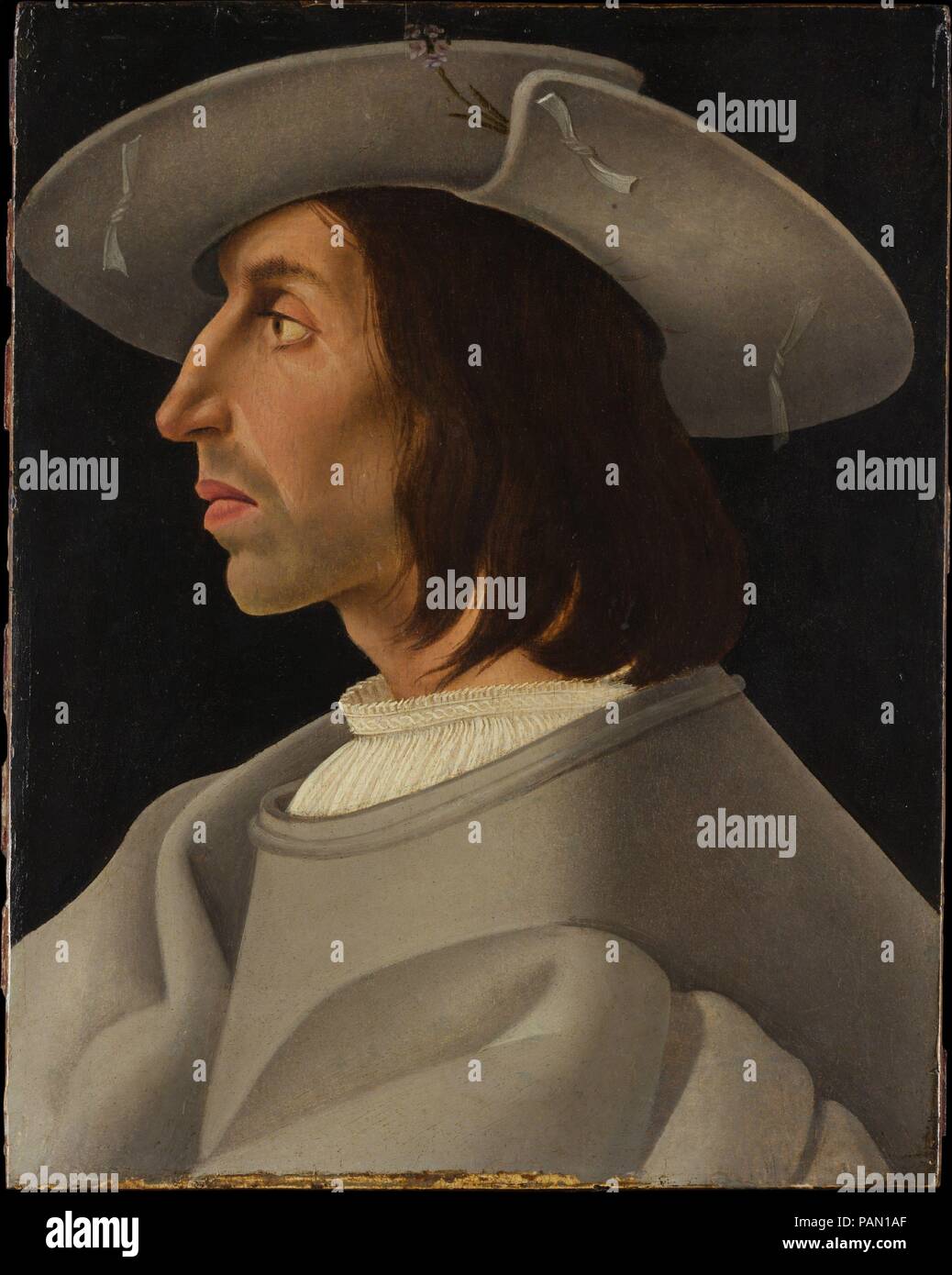 Ritratto di un uomo nel profilo. Artista: ? Pittore italiano (ca. 1525). Dimensioni: 13 1/4 x 10 1/2 in. (33,7 x 26,7 cm). Questo enigmatico ritratto è difficile collocare geograficamente e ha pochi, se qualsiasi, stilistica di Parallels. In precedenza era stato attribuito alla scuola lombarda, in gran parte a causa della sua pura italiana profilo formato, ma la sua tecnica sembra essere settentrionale europeo. Nel 1520s questi ritratti è diventato di moda in Augsburg, dove l'Imperial corte asburgica aveva stretti legami con la Lombardia, e una attribuzione della presente opera di un pittore di quella città sembra più prudente. Museo: Metrop Foto Stock