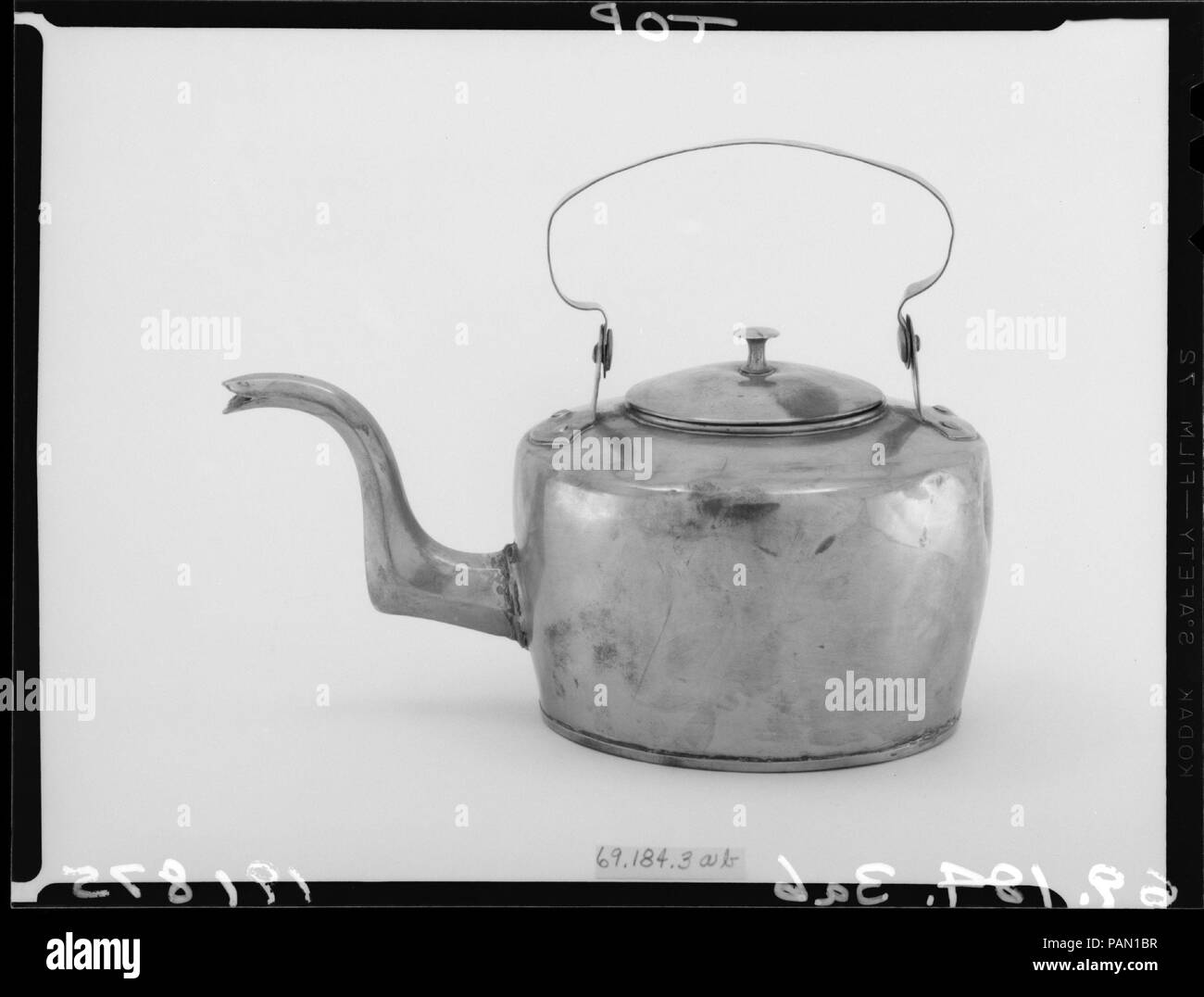 Teakettle. Dimensioni: 6 3/16 x 8 1/4 x 5 1/4 in. (15,7 x 21 x 13,3 cm). Autore: eventualmente J. Dunn. Data: 1800-1830. Museo: Metropolitan Museum of Art di New York, Stati Uniti d'America. Foto Stock