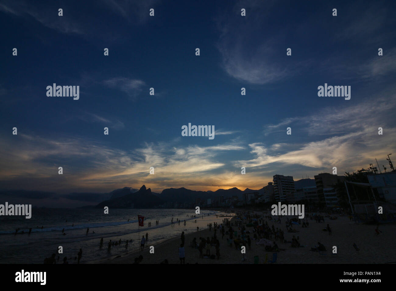 Arpoador e Ipanema Carioca spiagge durante il tramonto. Una delle principali attrazioni turistiche di Rio de Janeiro in Brasile. Foto Stock