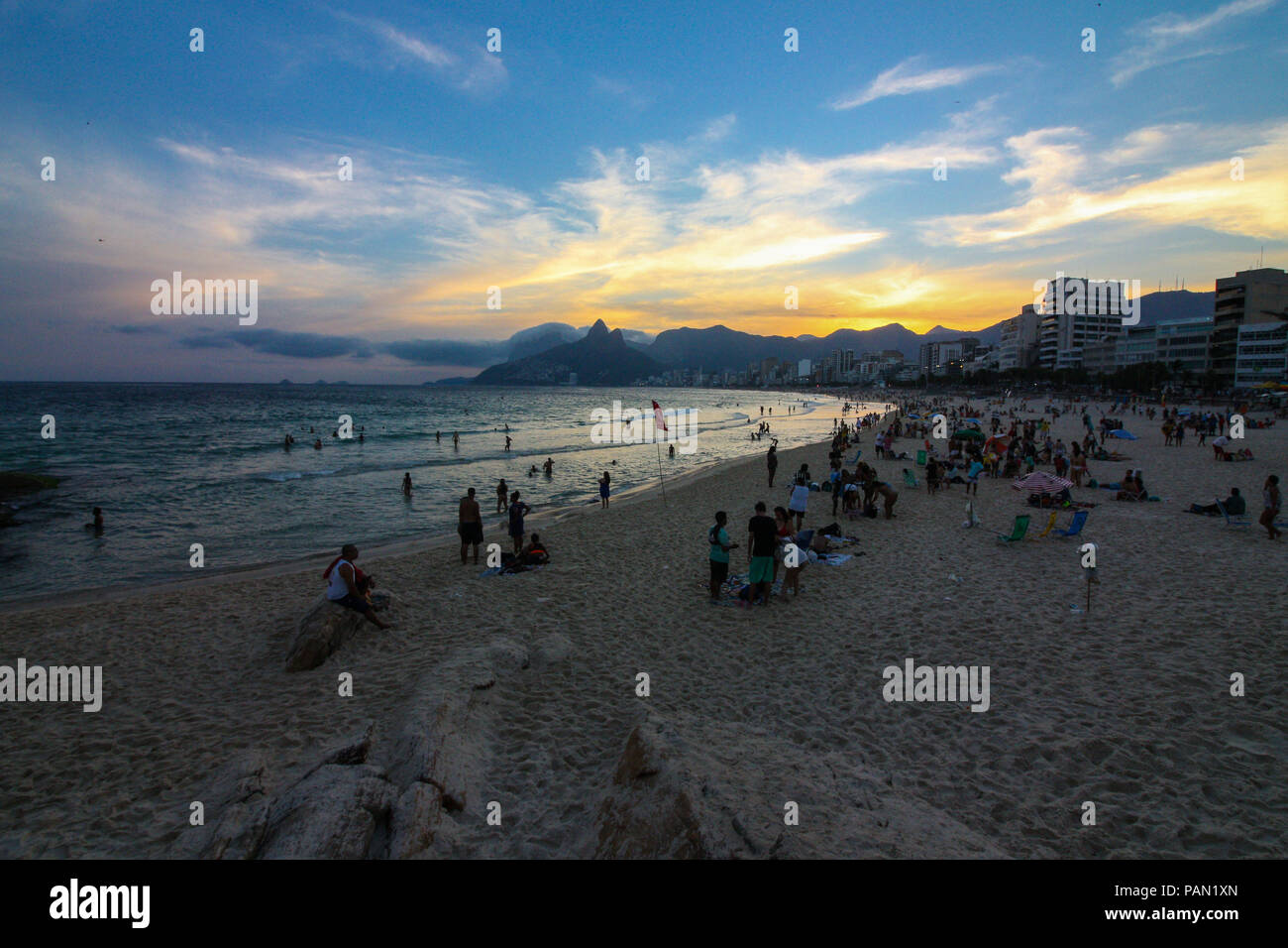 Arpoador e Ipanema Carioca spiagge durante il tramonto. Una delle principali attrazioni turistiche di Rio de Janeiro in Brasile. Foto Stock