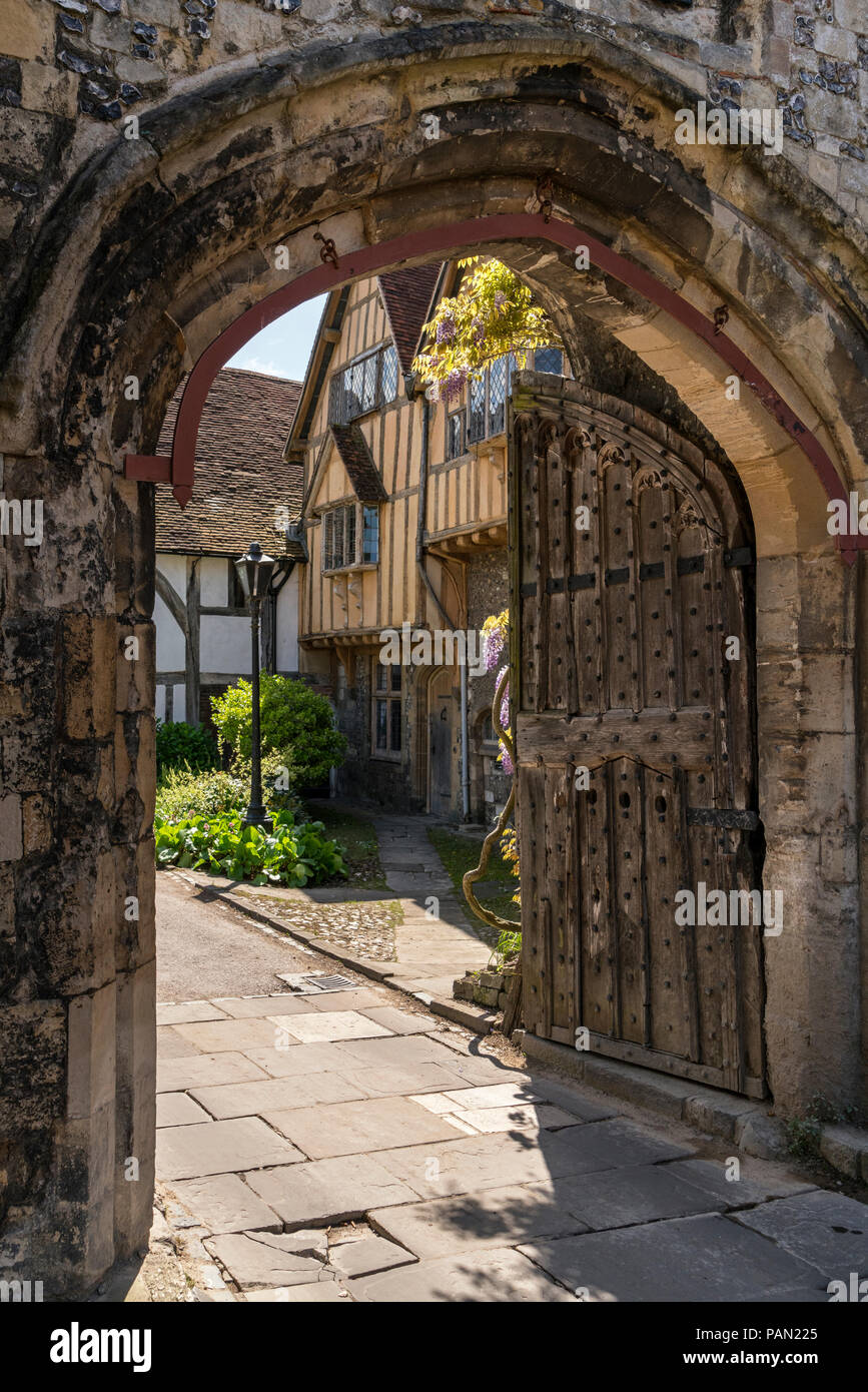 Priory Gate e parte della Corte Cheyney entro i motivi della cattedrale di Winchester, Hampshire, Inghilterra. Foto Stock