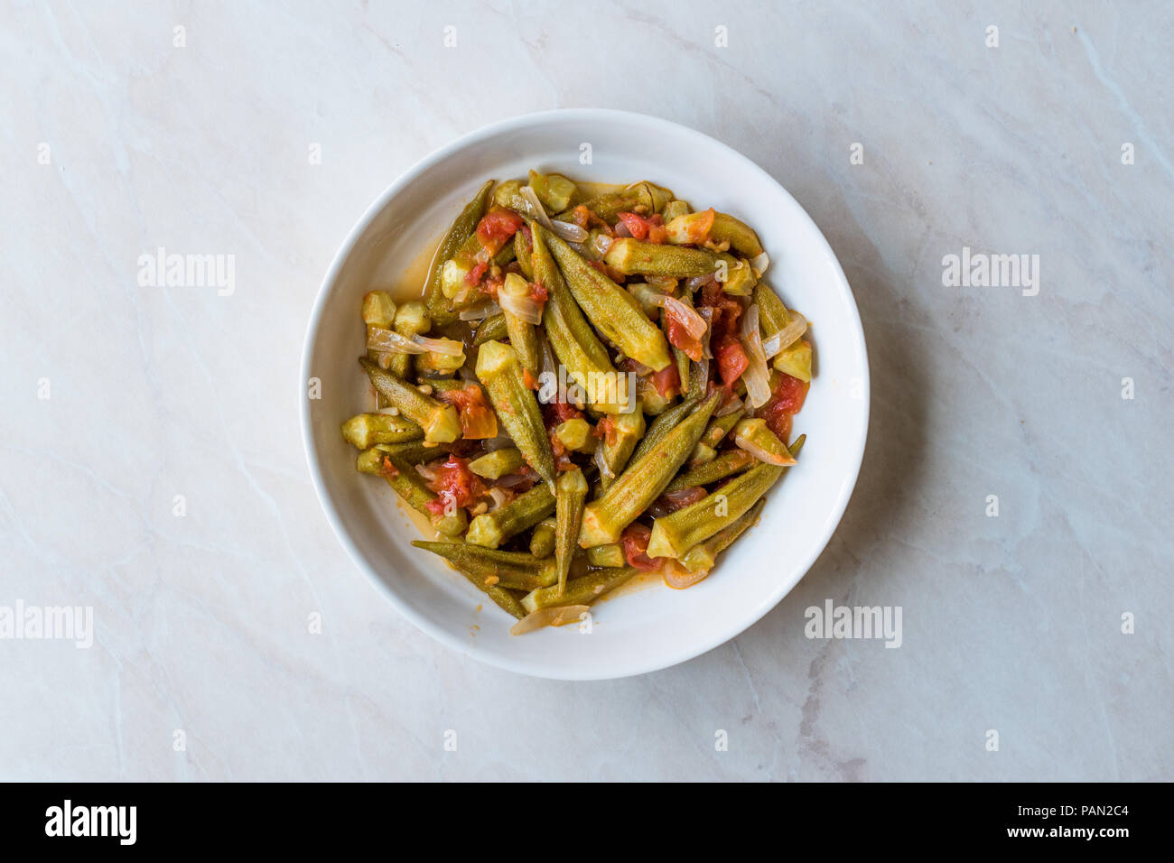 Cibo turco Okra piatto con pomodori e fette di cipolla / Bamya. Tradizionale cibo organico. Foto Stock