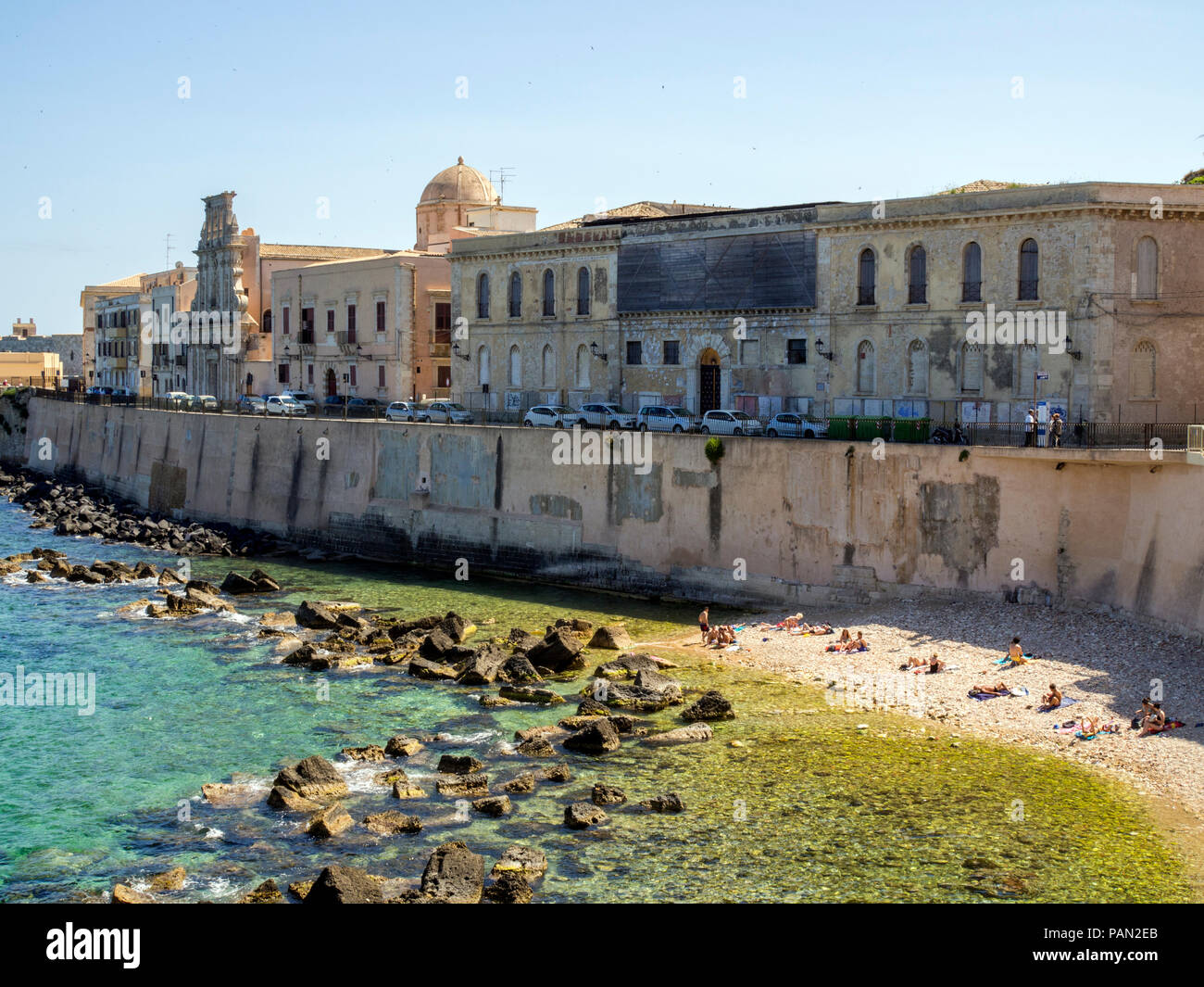 Lido Maniace, una spiaggia a Ortigia, una piccola isola nella città di Siracusa, fondata da coloni corinzi in 734 BC, Sicilia, Italia. Foto Stock