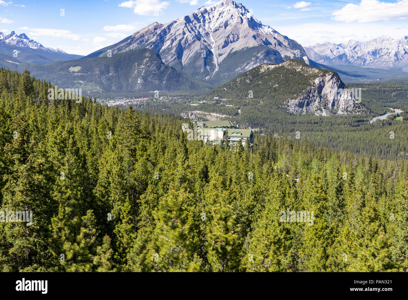 Il Rimrock Resort Hotel fotografata dalla Gondola di Banff nelle Montagne Rocciose, Banff, Alberta, Canada Foto Stock