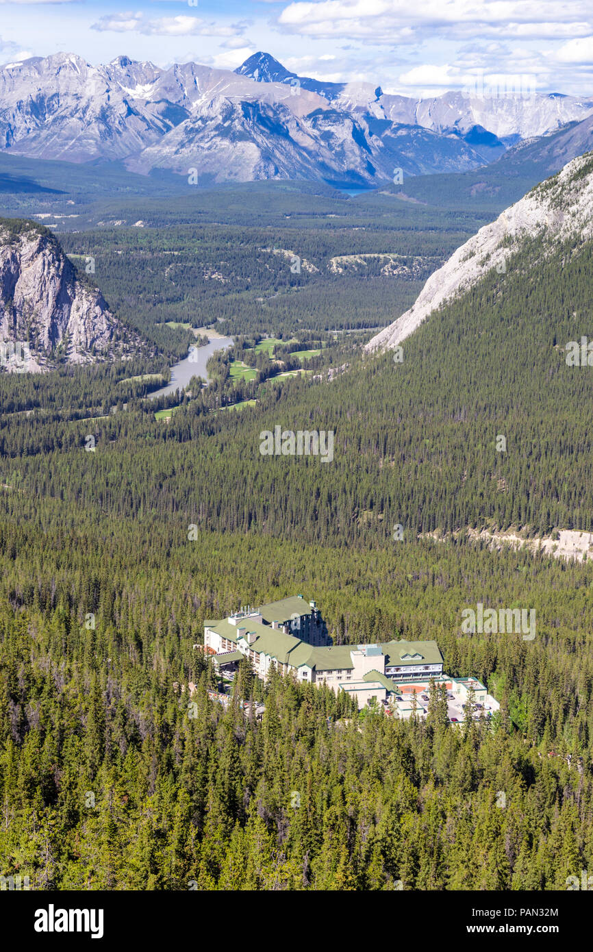 Il Rimrock Resort Hotel fotografata dalla Gondola di Banff nelle Montagne Rocciose, Banff, Alberta, Canada Foto Stock
