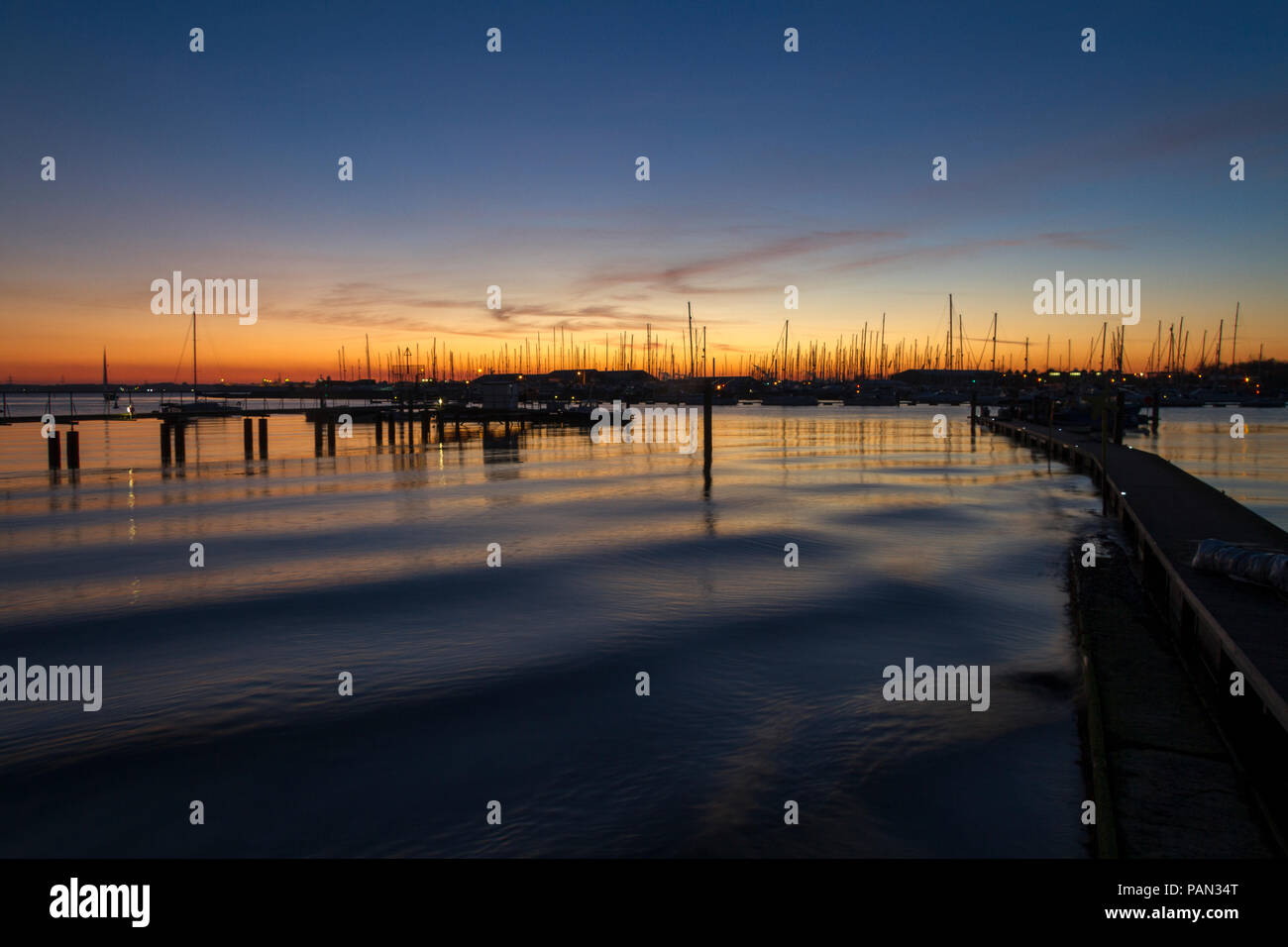 Sunset over Hamble Point Marina da Warsash, fiume Hamble, Hampshire, Regno Unito. Foto Stock