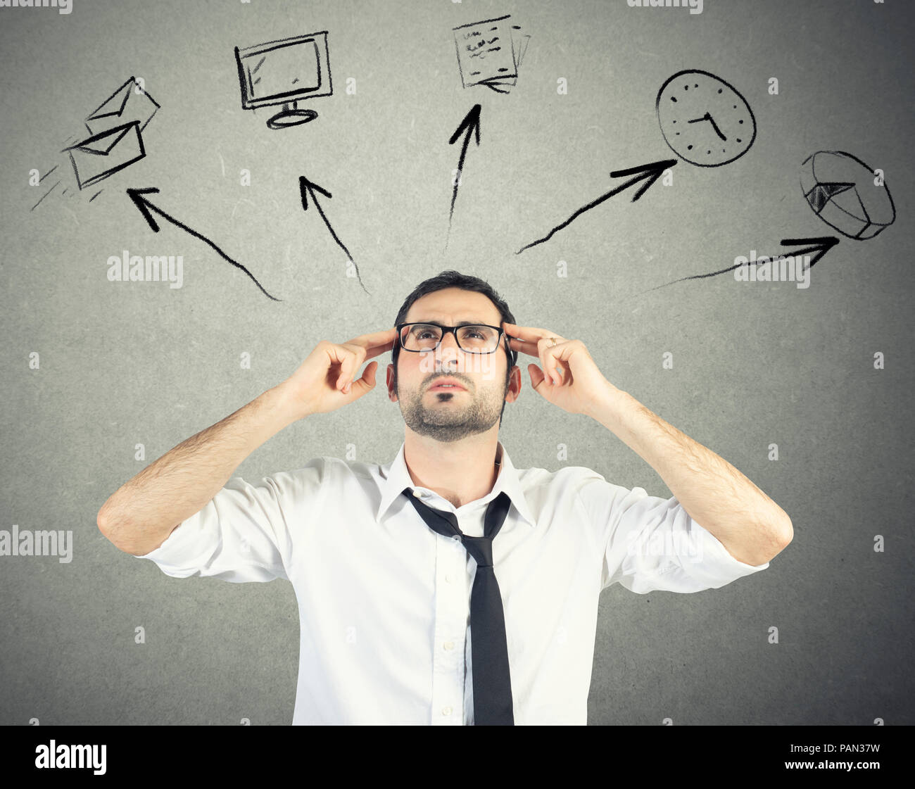 Sottolineato imprenditore tenta di pianificare la sua giornata di lavoro Foto Stock