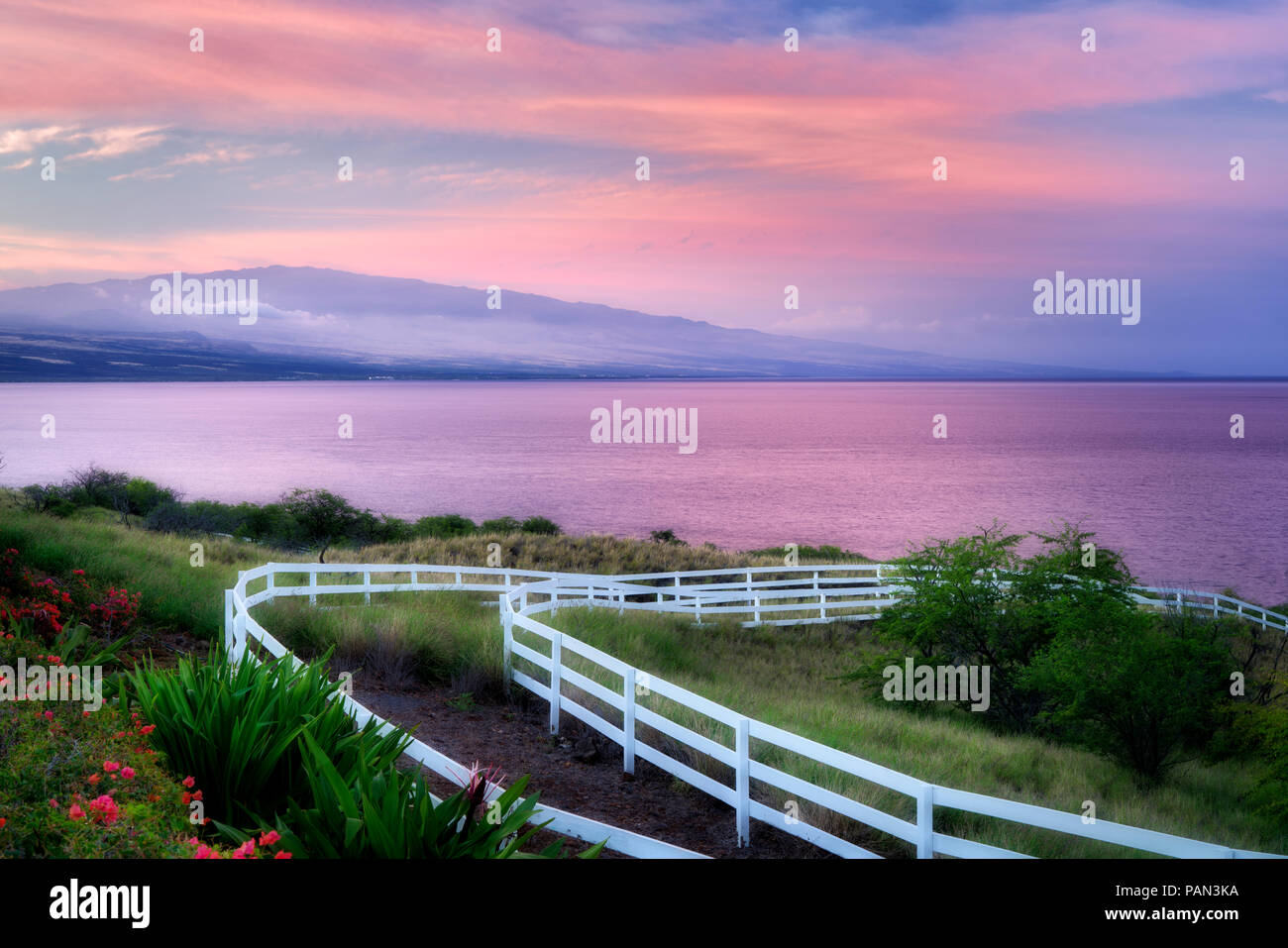 Recinzione bianco,Hualalai volcano e sunrise al Ranch Kohola, Hawaii . La grande isola Foto Stock