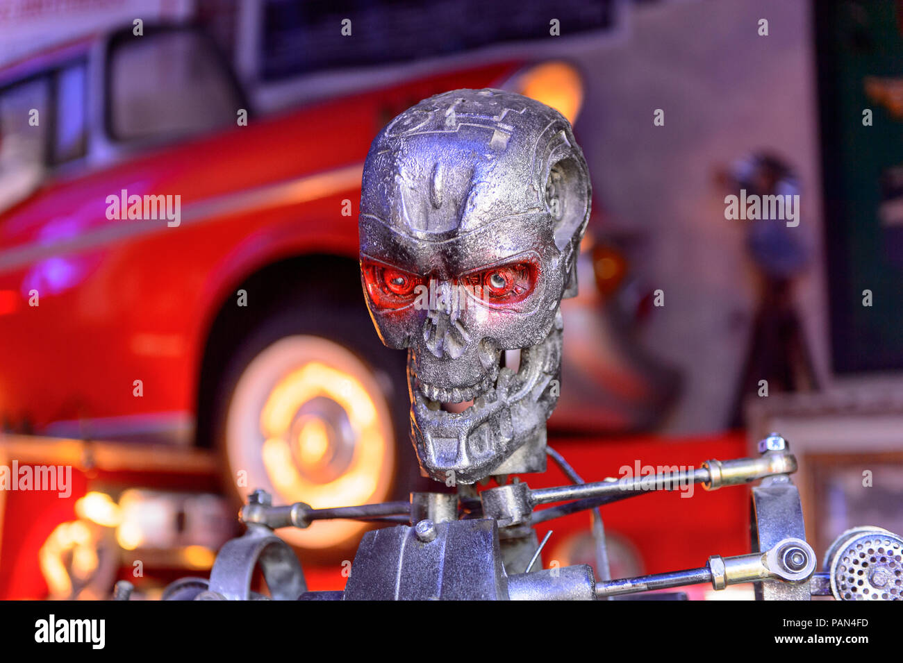 GENOVA, Italia - 4 Maggio 2016: Terminator T-800, Internazionale museo del cinema di Genova, Italia. Museo con collezioni di circa il famoso film di Hollywood Foto Stock