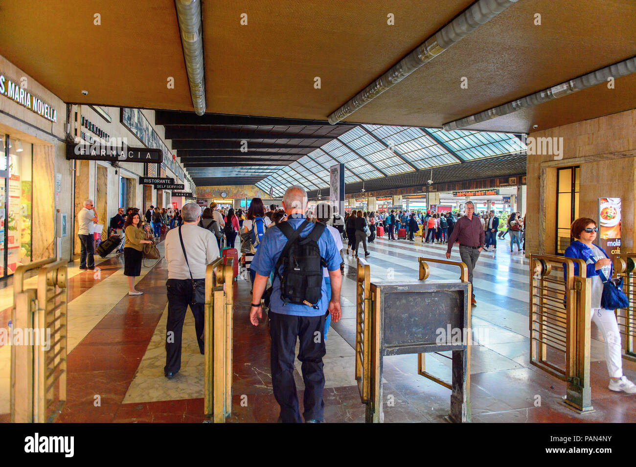 Firenze, Italia - 6 Maggio 2016: i passeggeri a Firenze Santa Maria Novella, un capolinea stazione ferroviaria di Firenze. Foto Stock