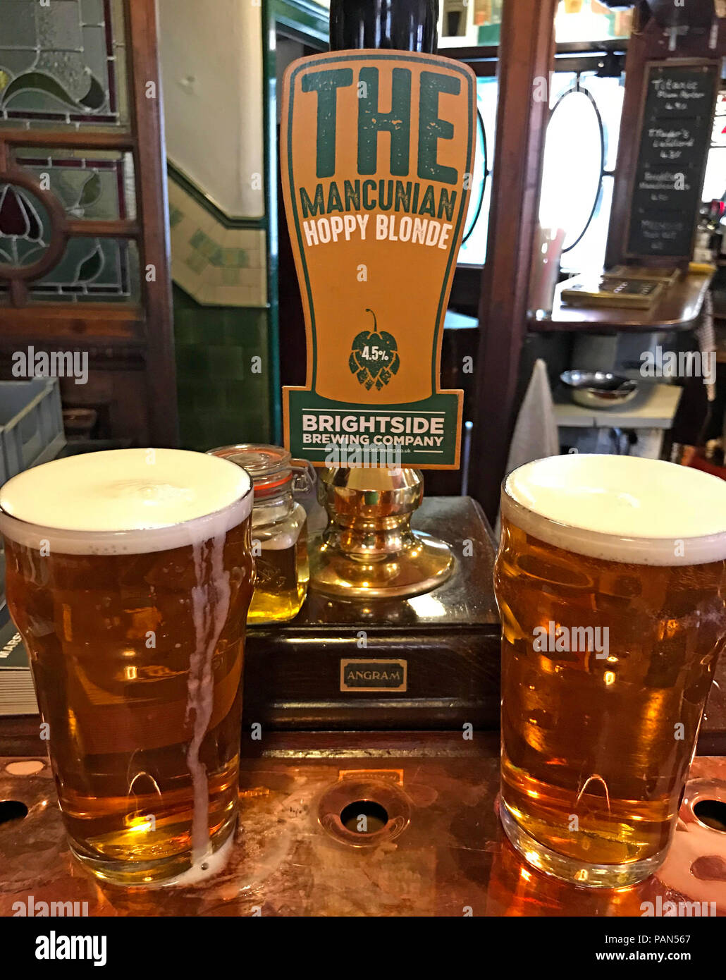 Due pinte di Brightside Mancunian ben luppolata Blonde real ale, su una barra, Manchester,North West England, Regno Unito Foto Stock