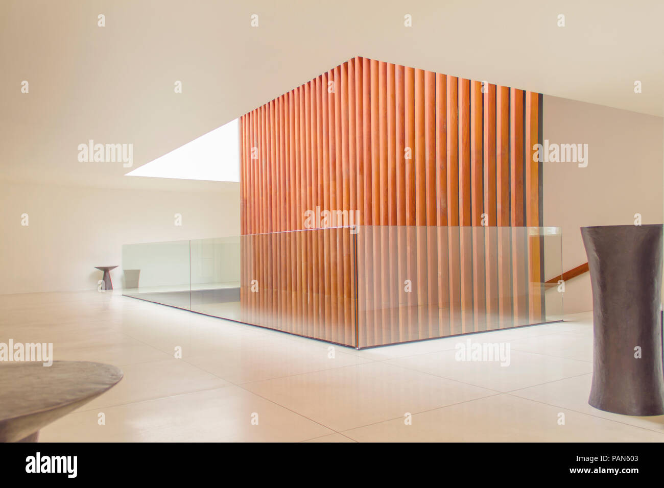 Abstract architettura sfondo vuoto, calcestruzzo ruvido interno con colonne in diagonale. Foto Stock