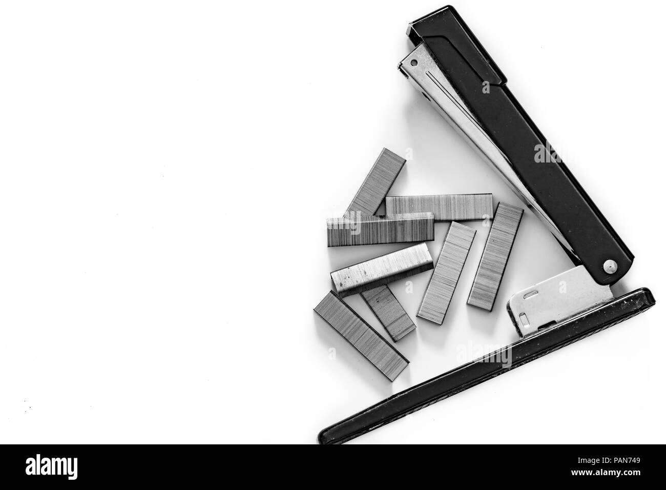 Cucitrice e punti metallici. Concetto. L'avidità e la parte in eccesso. Foto Stock