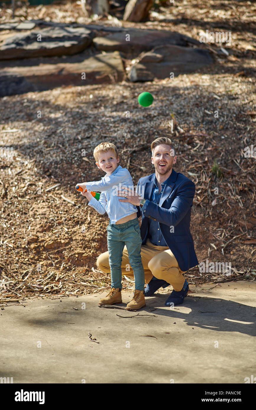 Padre e figlio a giocare con la schiuma di mazza da baseball e la sfera Foto Stock