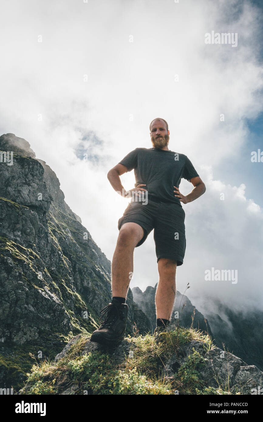 Norvegia Lofoten, Moskenesoy, giovane escursioni in montagna Foto Stock