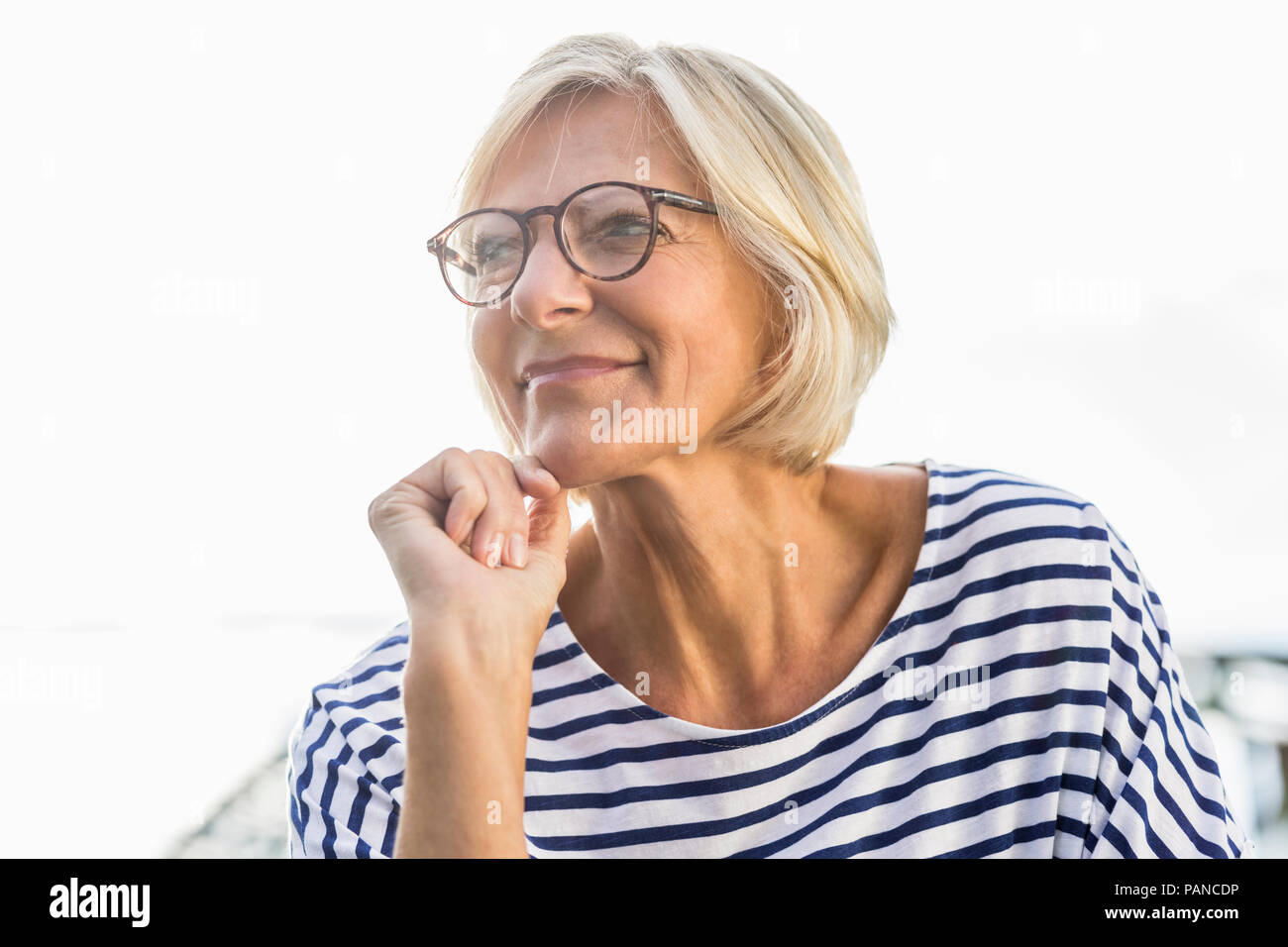 Ritratto di sorridente donna senior all'aperto Foto Stock