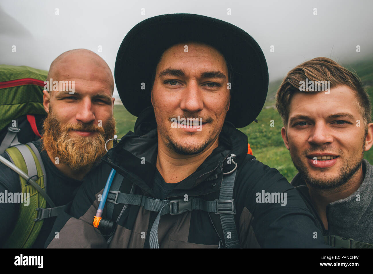 Gruppo di viaggiatori tenendo un selfie Foto Stock