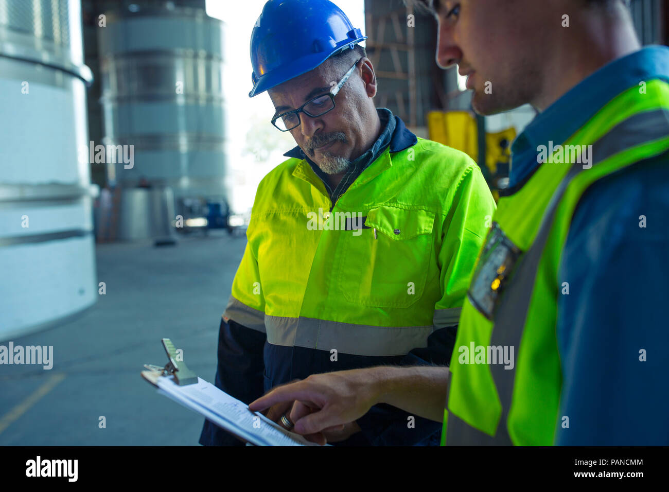Gli ingegneri in impianti industriali per discutere il lavoro Foto Stock