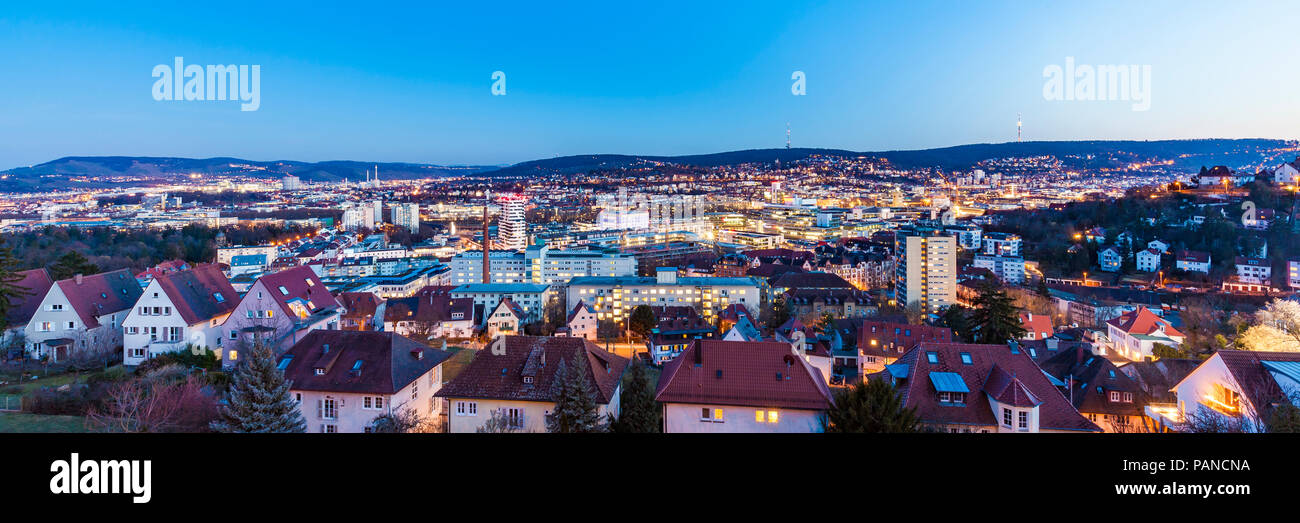 Germania, Stuttgart, panoramica cityscape con la torre della TV di sera, blu ora Foto Stock