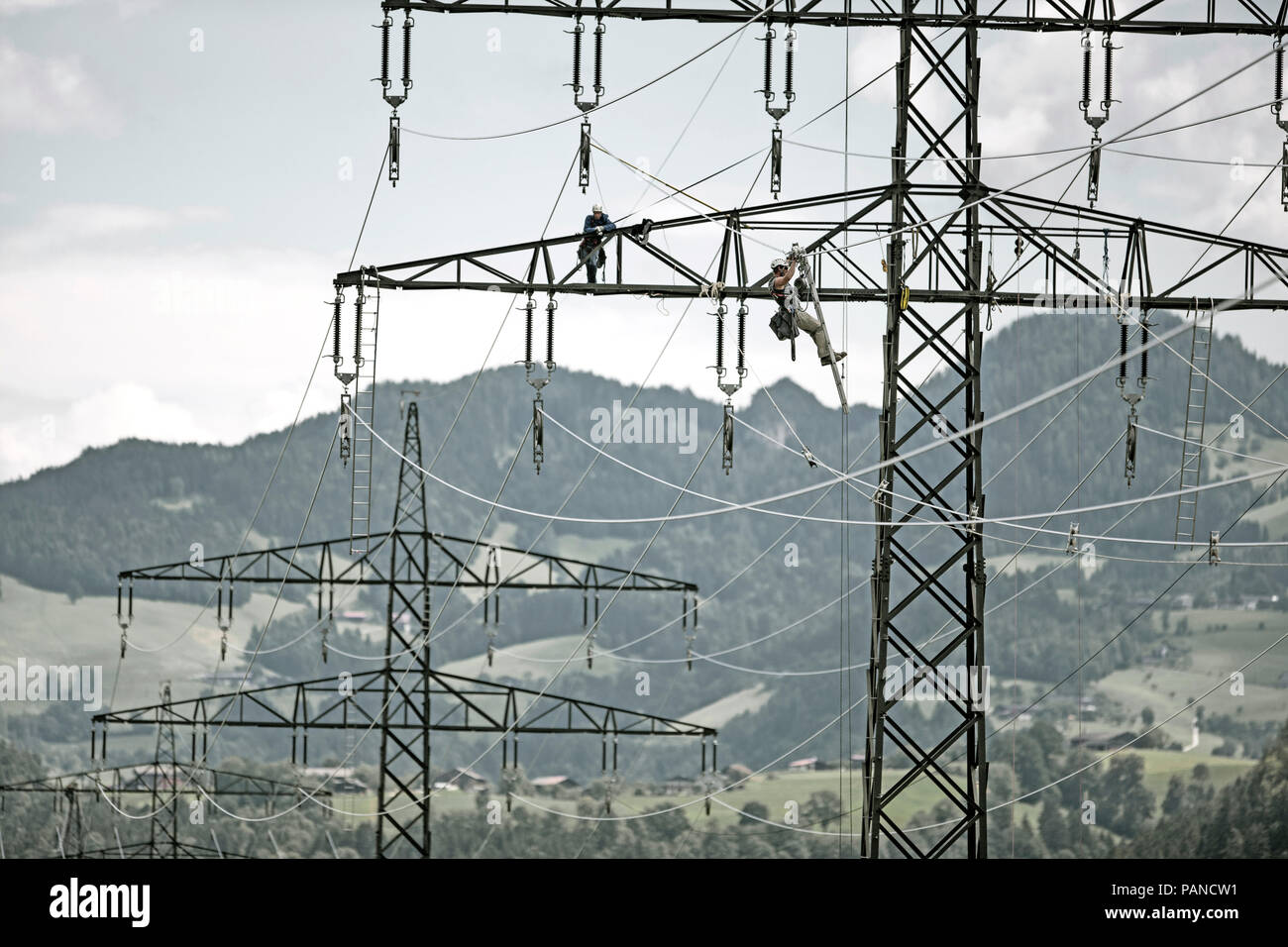 Il programma di installazione durante la procedura di installazione della linea elettrica ad alta tensione Foto Stock