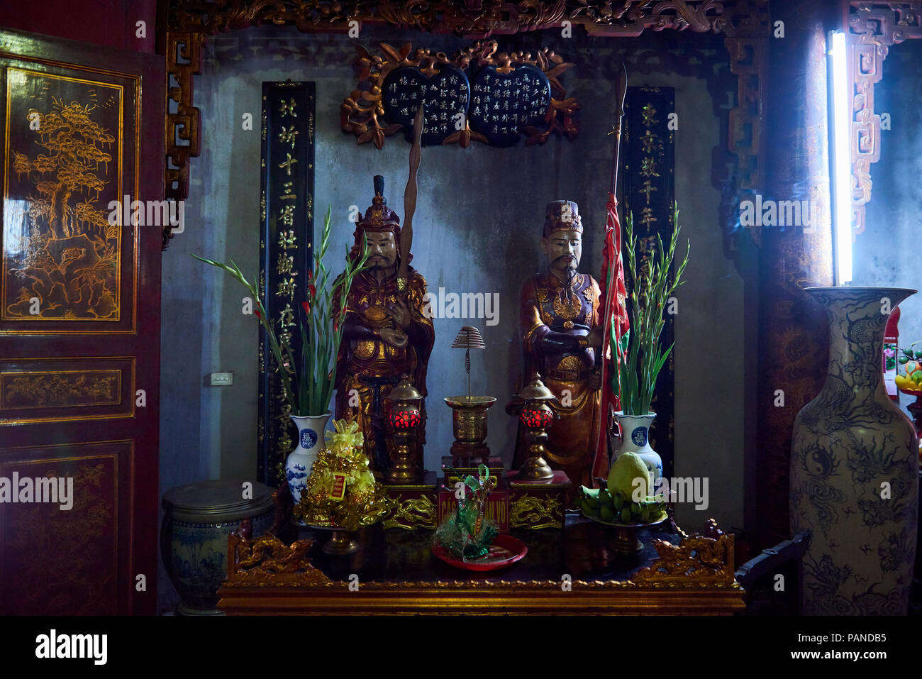 Due statue di divinità taoista all'interno di Quan Thanh Tempio ad Hanoi, Vietnam. Foto Stock