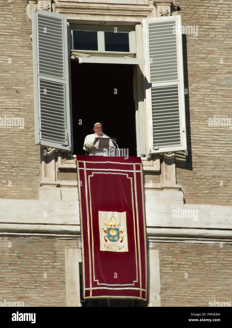 Papa francesco roma,parlando a sain pietro finestra Foto Stock