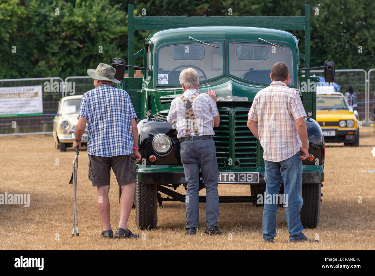 Tre uomini partecipano a una vendemmia verde carrello a una fiera di paese in Hampshire Foto Stock