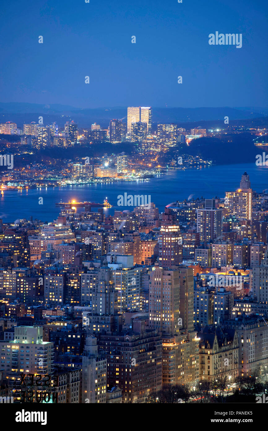 Upper West Side e sul fiume Hudson, vista dalla cima delle rocce observation deck al Rockefeller Center, Manhattan, New York New York, U Foto Stock