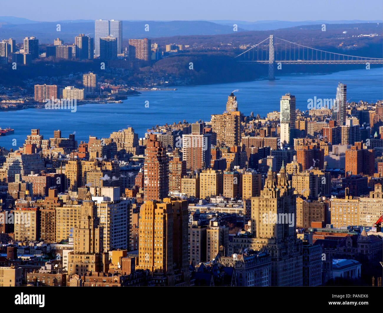 Upper West Side con George Washington Bridge e il fiume Hudson, vista dalla cima delle rocce observation deck al Rockefeller Center . Manhat Foto Stock