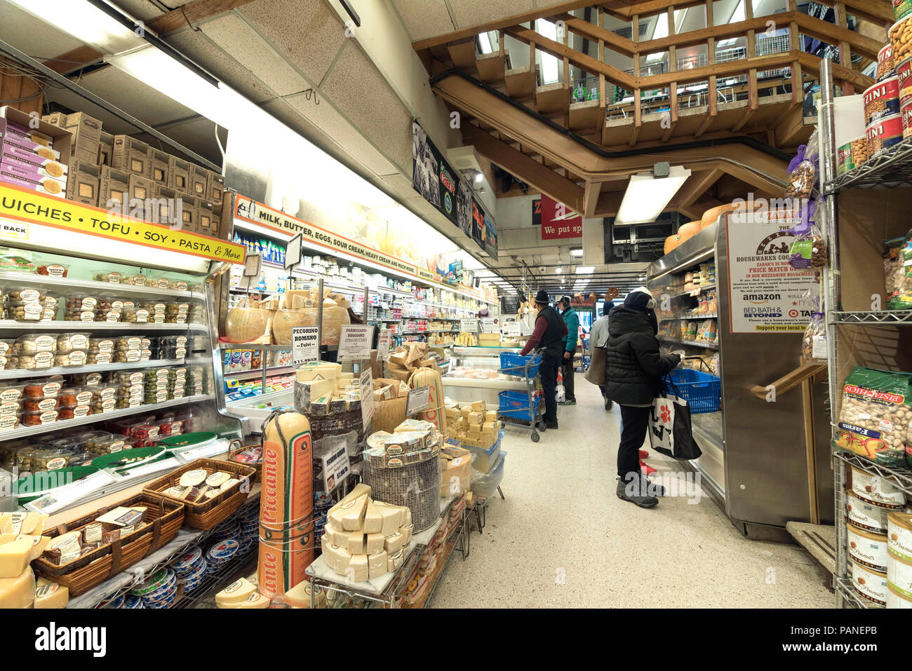 New York più famoso negozio delicatessen Zabar il quale vanta un vasto assortimento di bagel, pesce affumicato, olive, formaggi e alimenti provenienti da ogni continente, Foto Stock