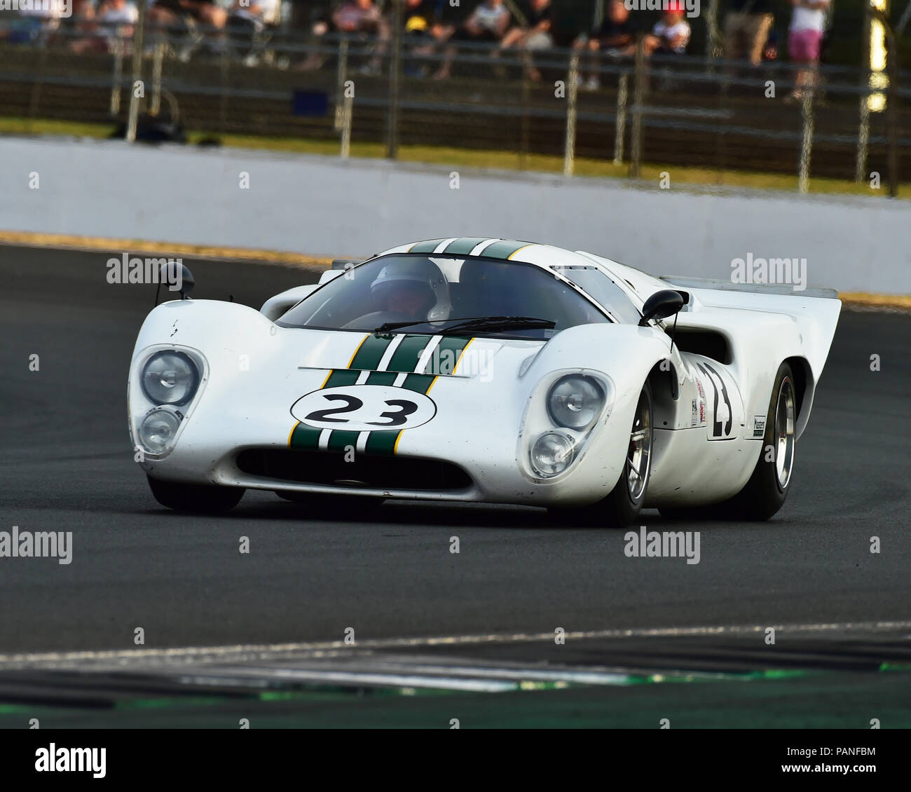 Gary Pearson, John Pearson, Lola T70 MK3 B, Yokohama Trophy, Maestri FIA Historic auto sportive, Daytona al crepuscolo, Silverstone Classic, luglio 2018, Argento Foto Stock