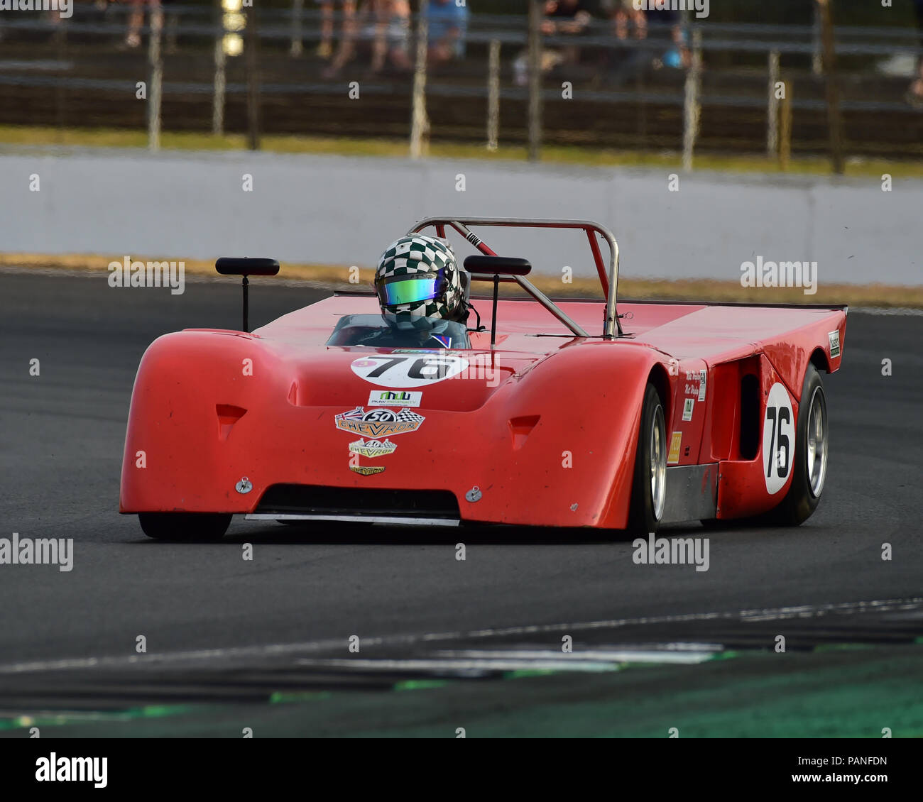 Matteo Wrigley, Mike Wrigley, Chevron B19, Yokohama Trophy, Maestri FIA Historic auto sportive, Daytona al crepuscolo, Silverstone Classic, luglio 2018, Argento Foto Stock