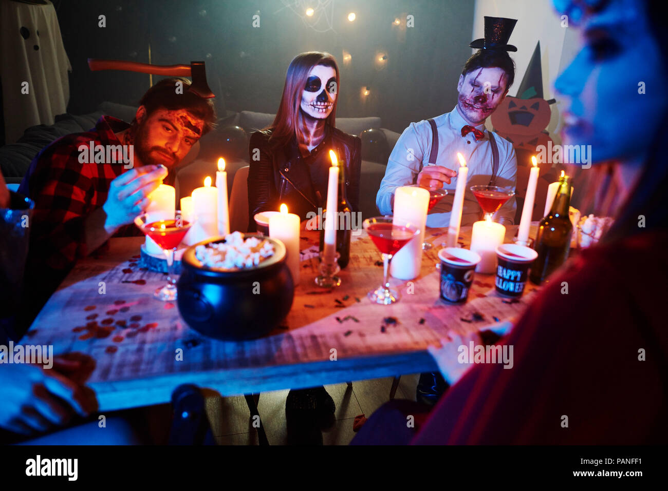 Amici divertendosi grande festa di Halloween Foto Stock
