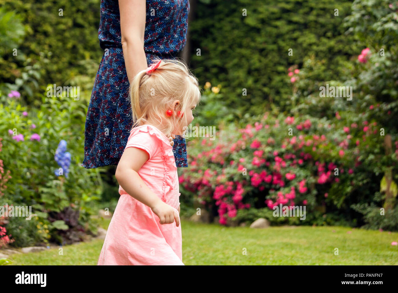 3 anni ragazza sul giardino Foto Stock