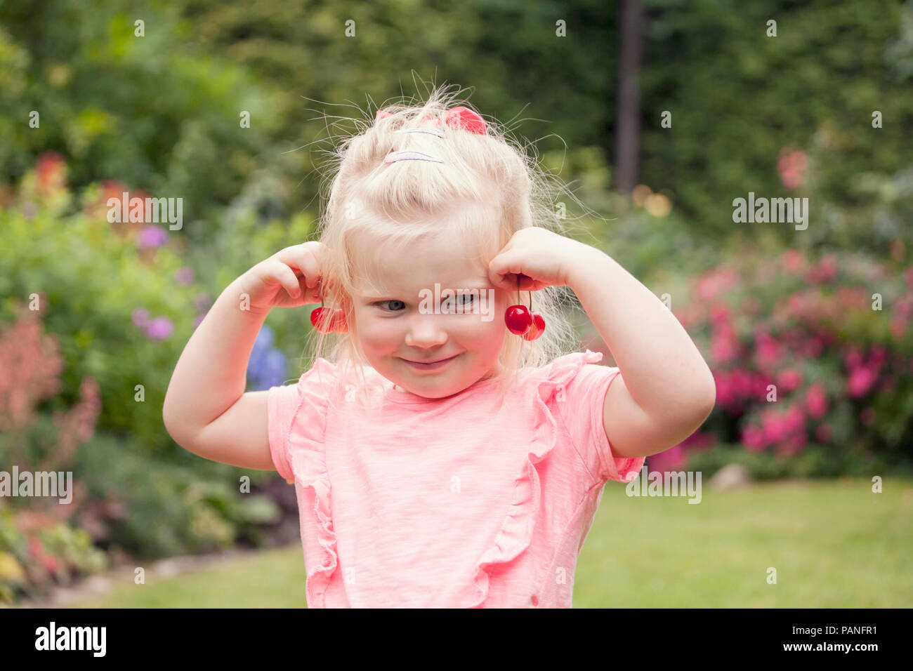 3 anni ragazza in giardino Foto Stock